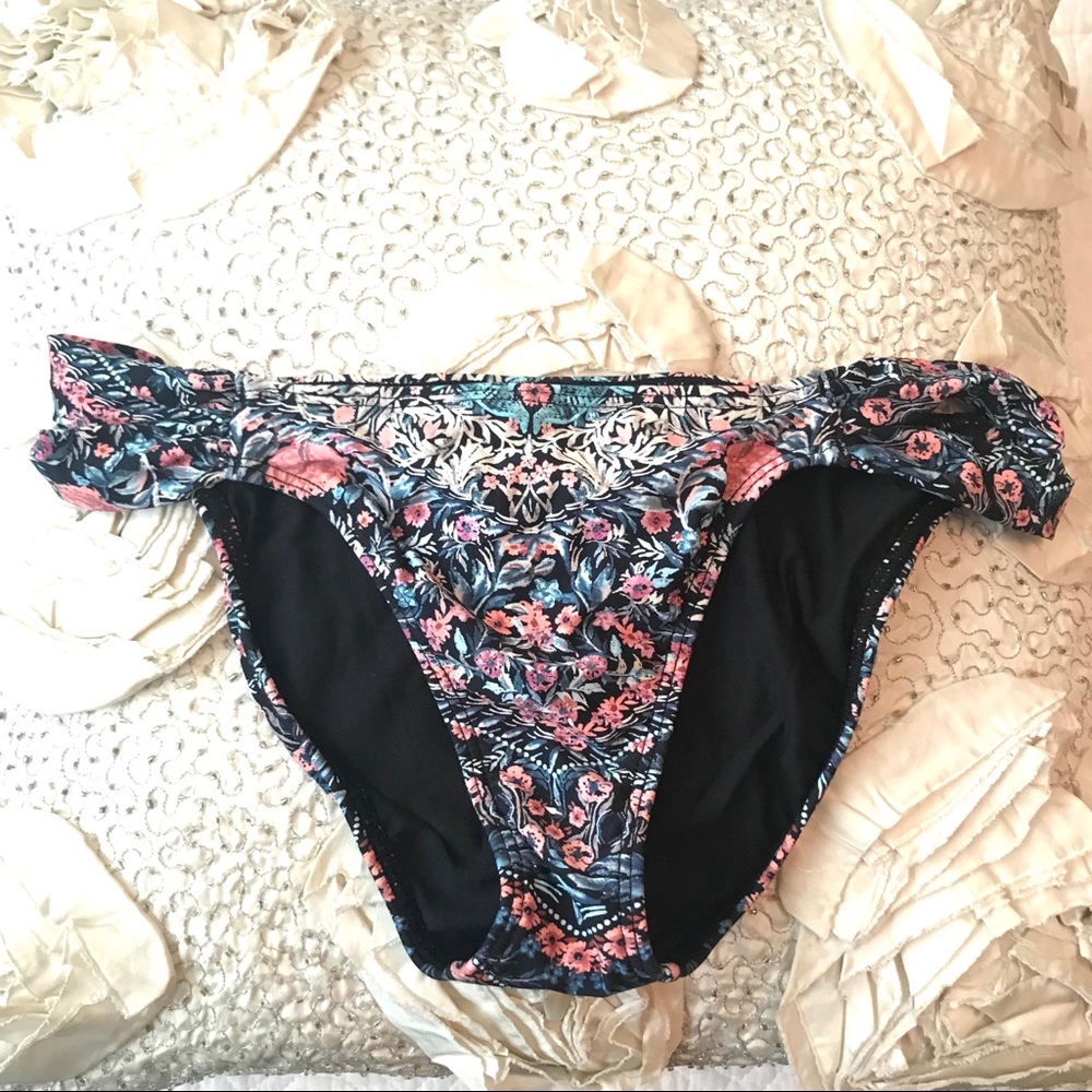 O’Neill Black Floral Cheeky Bikini Bottom NWT Sz M